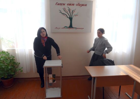 Подготовка избирательных участков к выборам президента Абхазии