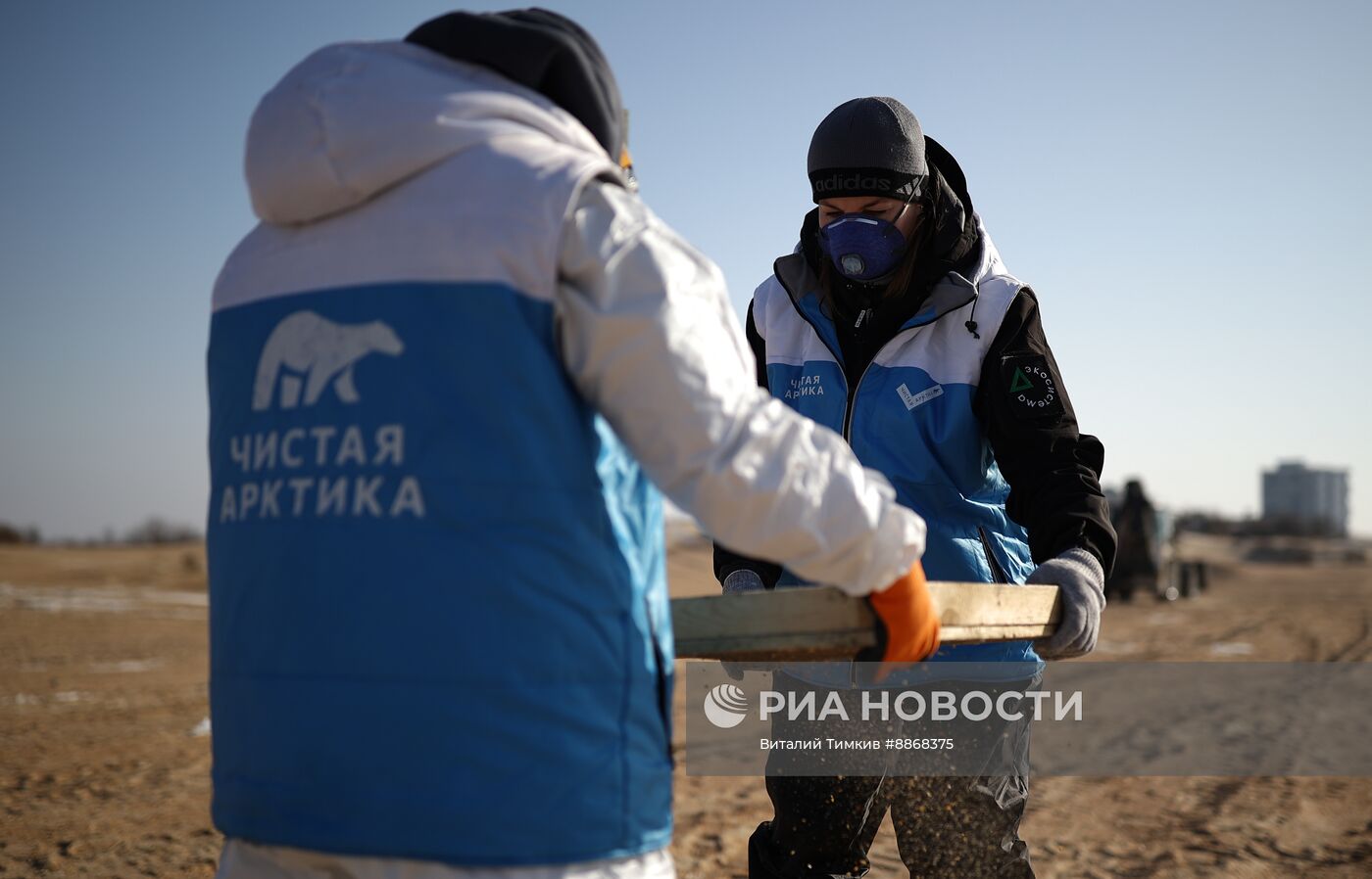 Научный штаб для отработки очистки берега от мазута в Анапе