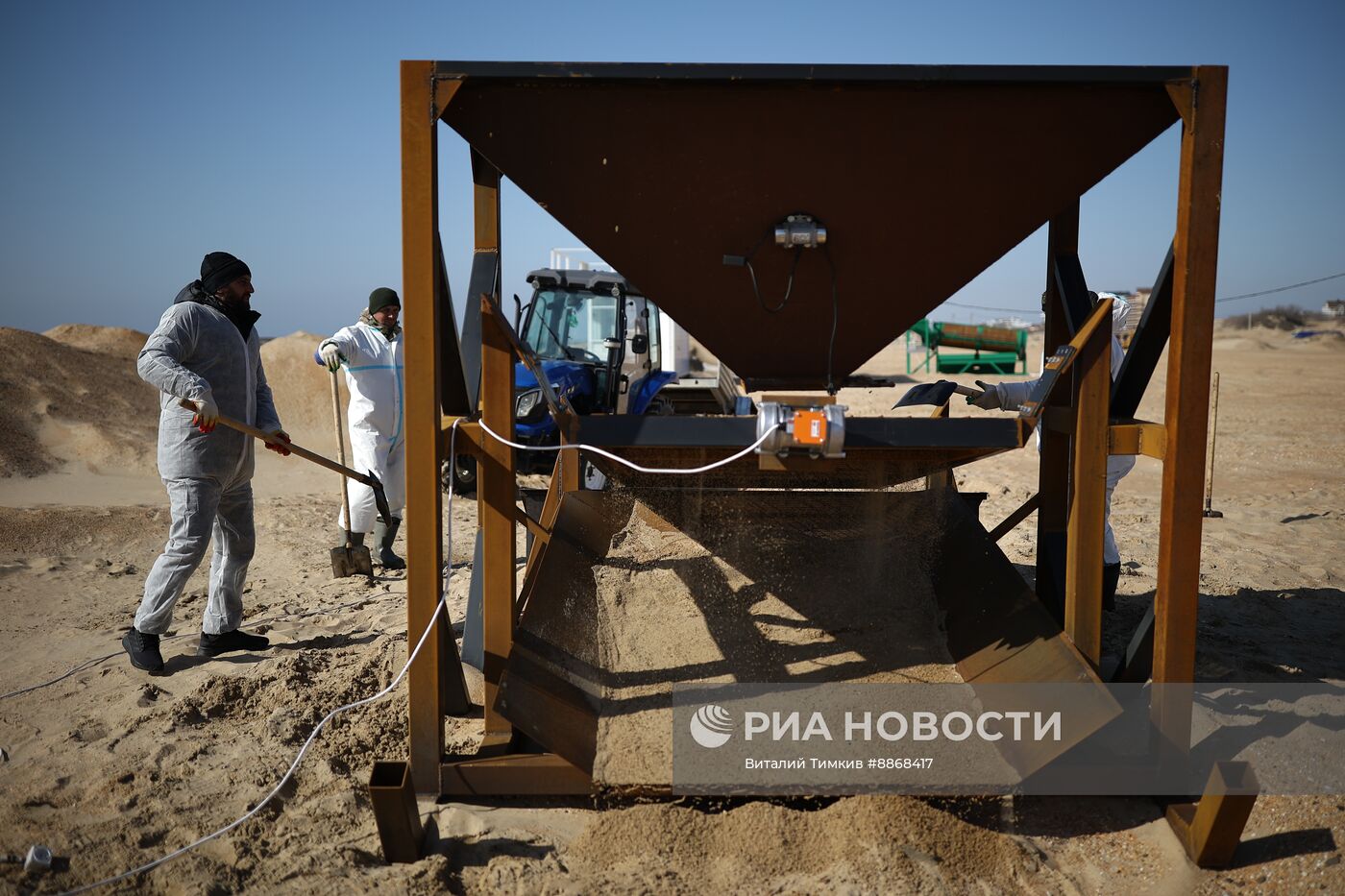 Научный штаб для отработки очистки берега от мазута в Анапе