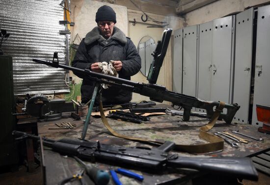 Сборный пункт поврежденных машин десантного полка на Луганском направлении СВО