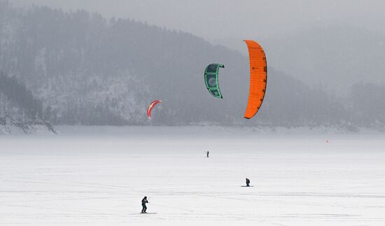 Соревнования по сноукайтингу