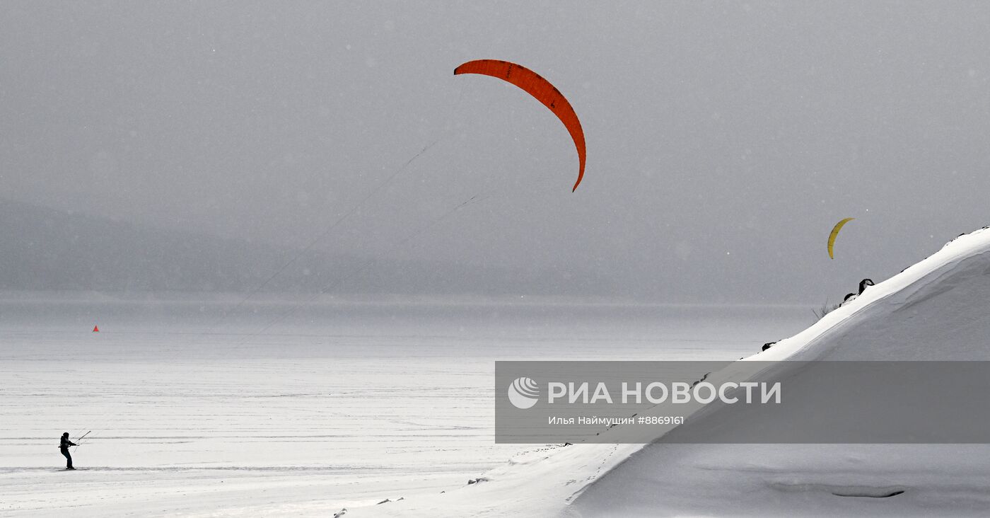 Соревнования по сноукайтингу