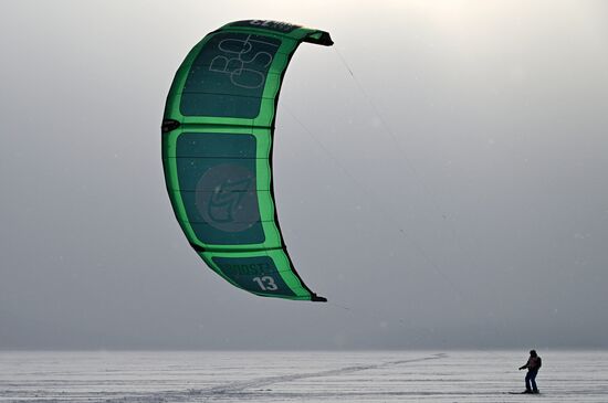 Соревнования по сноукайтингу