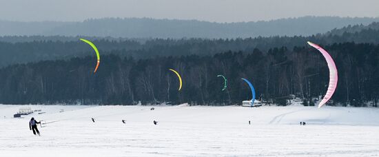 Соревнования по сноукайтингу