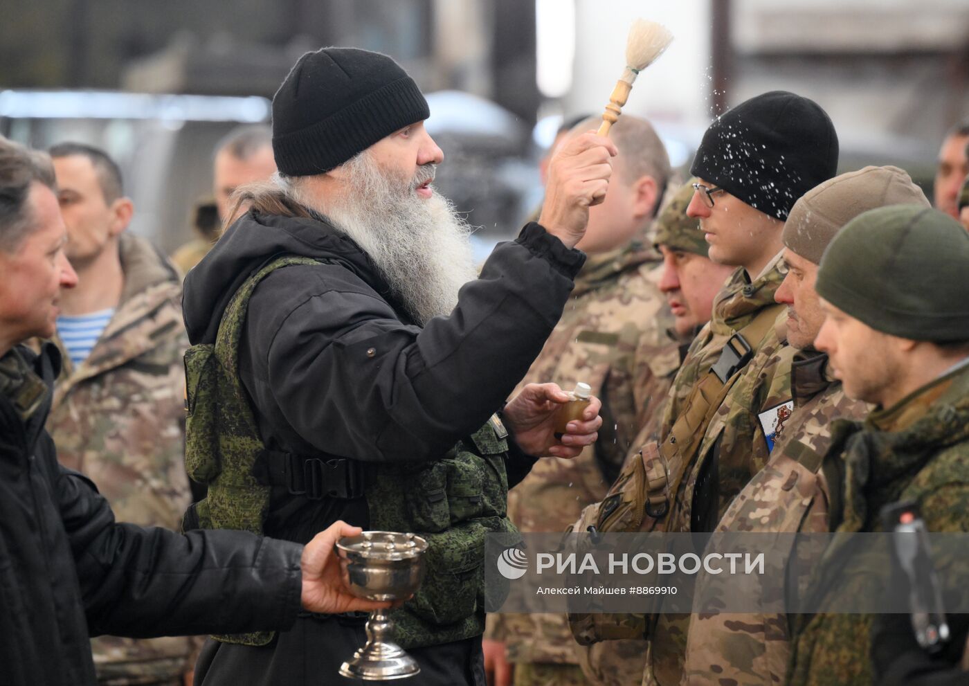 Православный священник благословляет военнослужащих РФ на Луганском направлении СВО