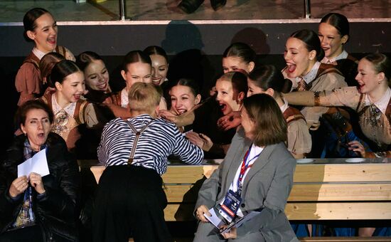 Синхронное катание на коньках 2025