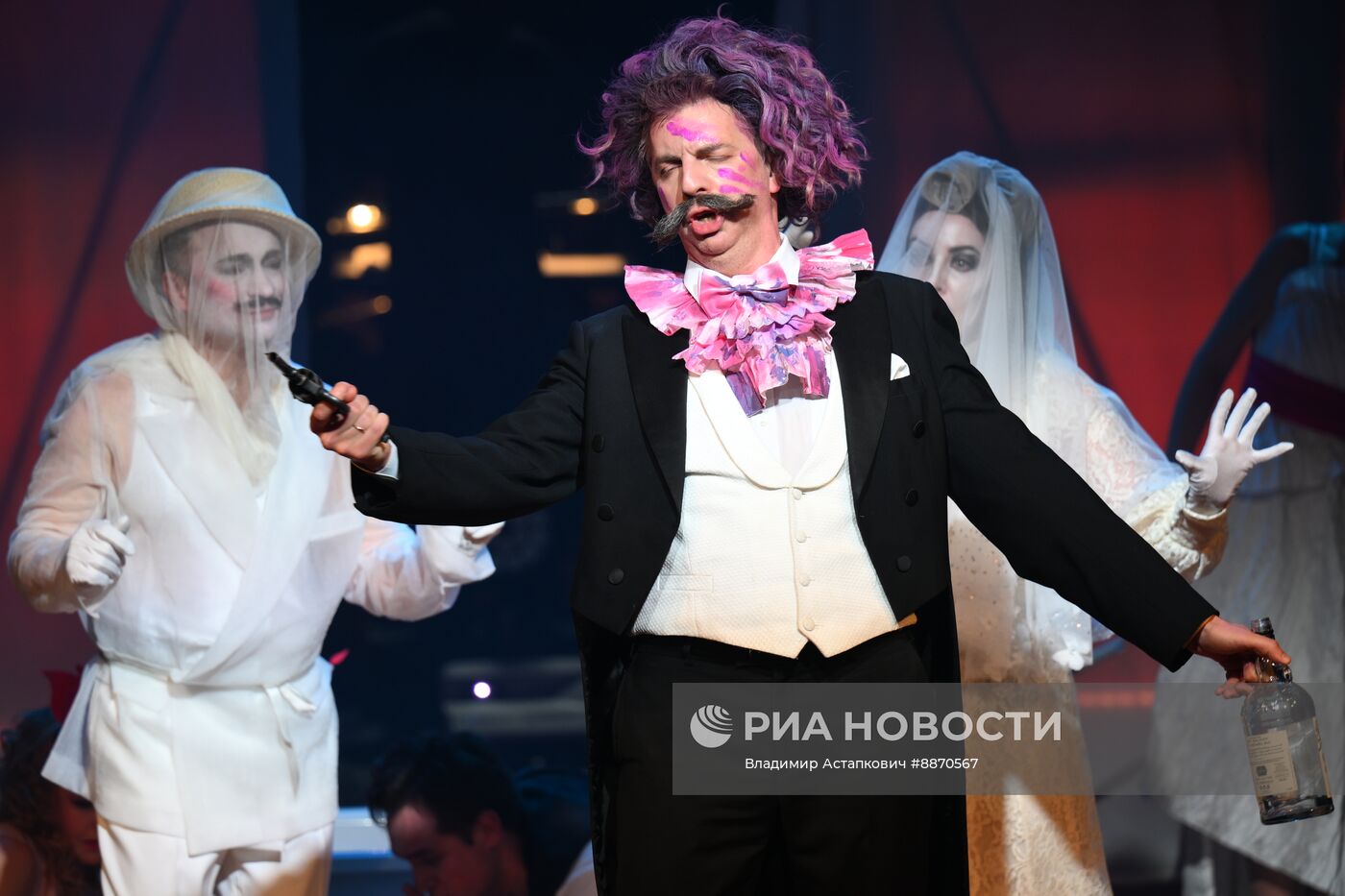 Показ оперетты Жака Оффенбаха "Ключ на мостовой, или Муж за дверью"