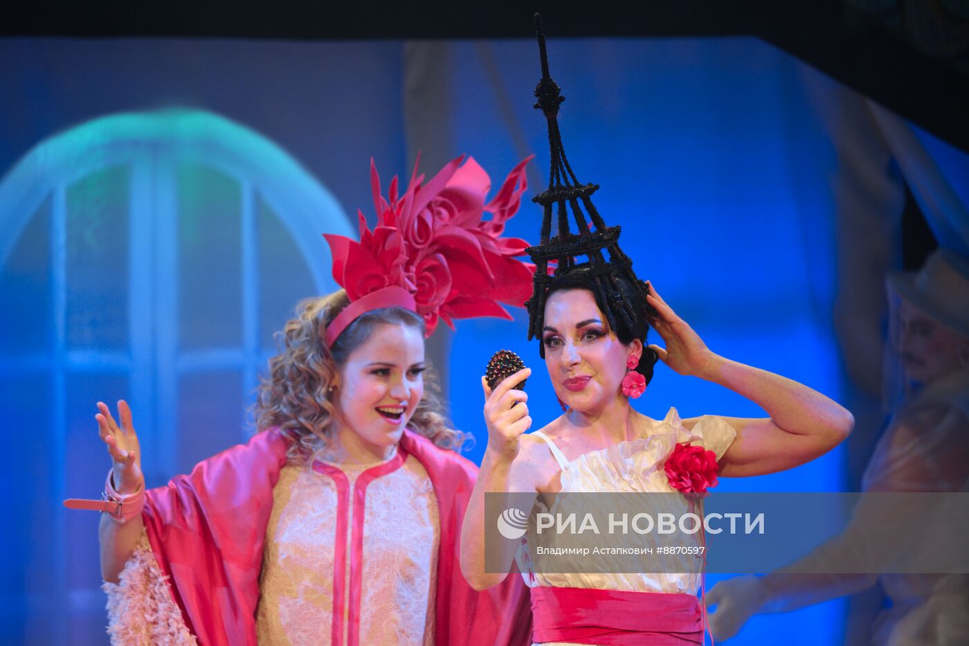 Показ оперетты Жака Оффенбаха "Ключ на мостовой, или Муж за дверью"