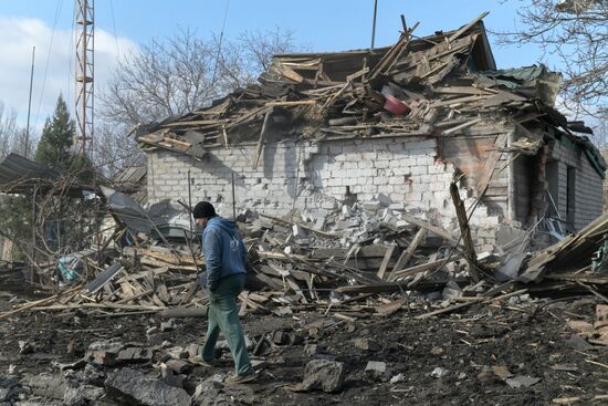 ВСУ обстреляли дома мирных жителей в Енакиево в ДНР
