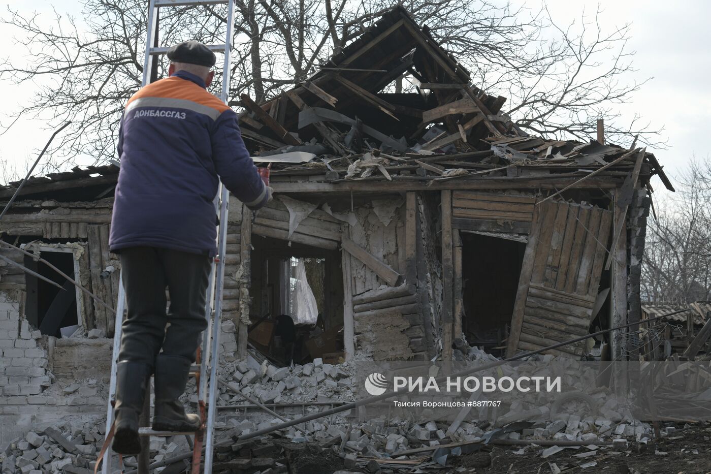 ВСУ обстреляли дома мирных жителей в Енакиево в ДНР