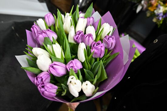 Выращивание и продажа цветов к Международному женскому дню