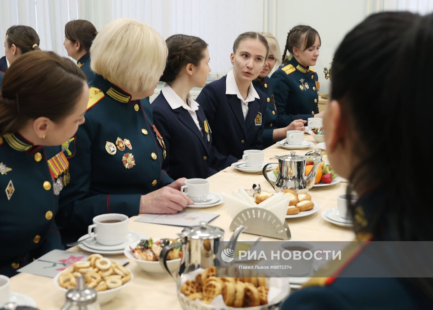 Военнослужащие-женщины участницы СВО встретились с воспитанницами пансиона Минобороны