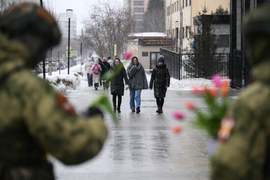 Поздравление женщин с наступающим 8 Марта 