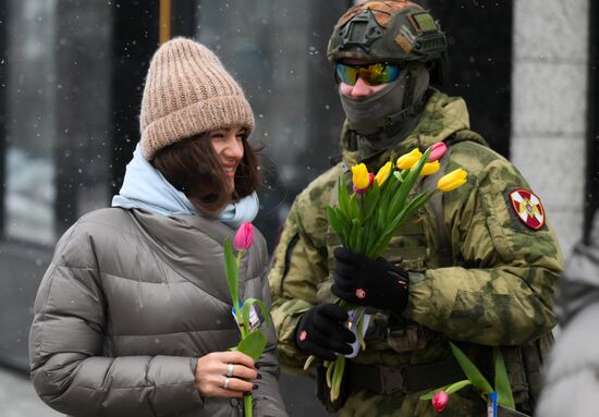 Поздравление женщин с наступающим 8 Марта 