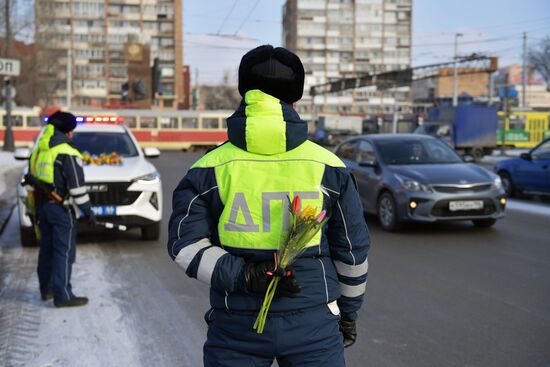 Поздравление женщин с наступающим 8 Марта 