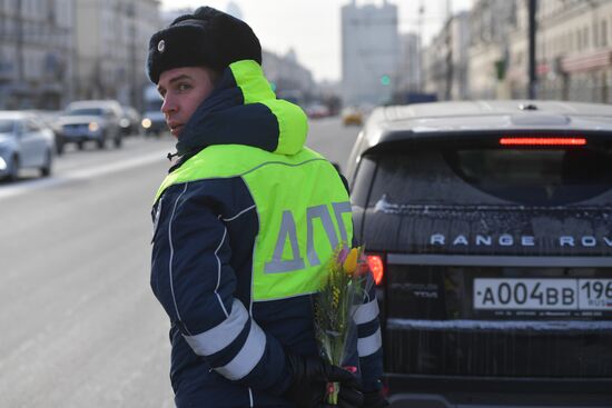 Поздравление женщин с наступающим 8 Марта 