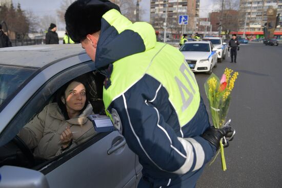 Поздравление женщин с наступающим 8 Марта 