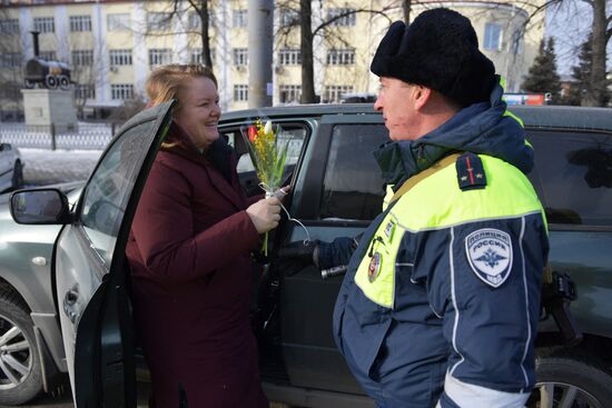 Поздравление женщин с наступающим 8 Марта 