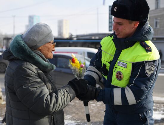 Поздравление женщин с наступающим 8 Марта 