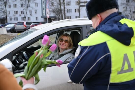 Поздравление женщин с наступающим 8 Марта 