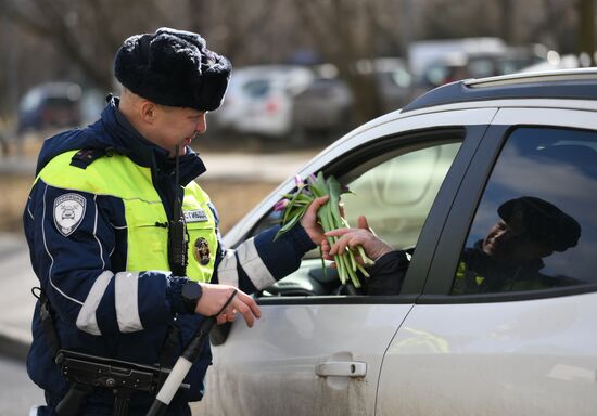 Поздравление женщин с наступающим 8 Марта 