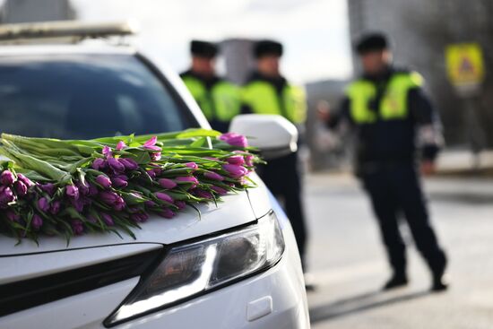 Поздравление женщин с наступающим 8 Марта 