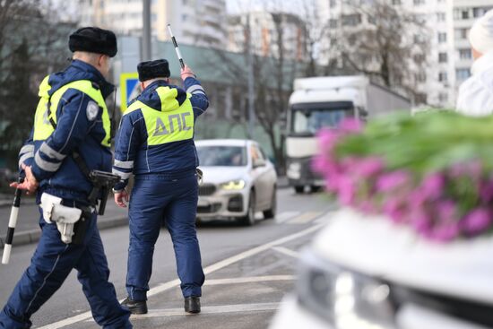 Поздравление женщин с наступающим 8 Марта 