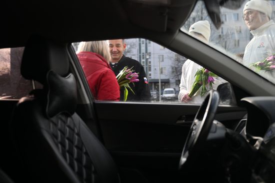 Поздравление женщин с наступающим 8 Марта 