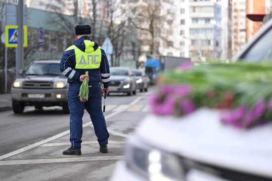 Поздравление женщин с наступающим 8 Марта 