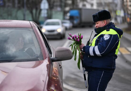 Поздравление женщин с наступающим 8 Марта 