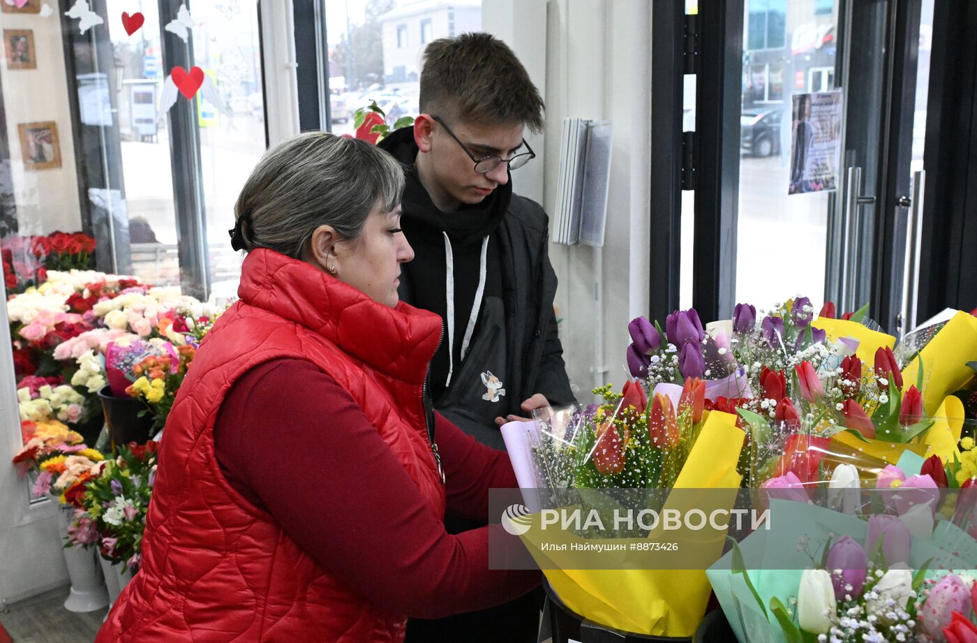 Поздравление женщин с наступающим 8 Марта 