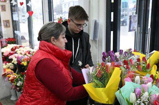 Поздравление женщин с наступающим 8 Марта 