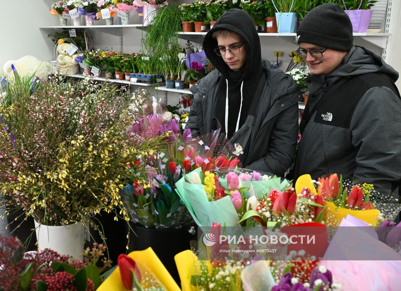 Поздравление женщин с наступающим 8 Марта 