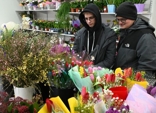 Поздравление женщин с наступающим 8 Марта 