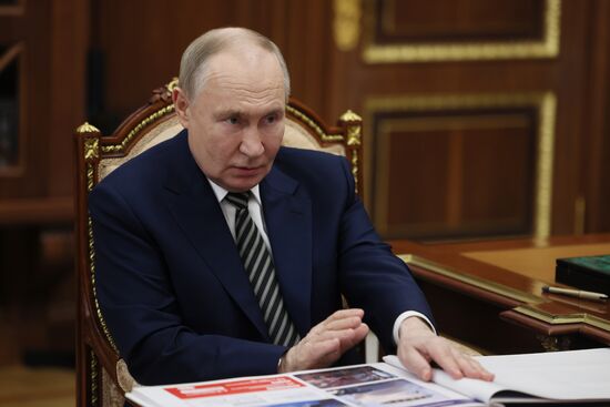 Президент Владимир Путин встретился с губернатором Архангельской области Александром Цыбульским