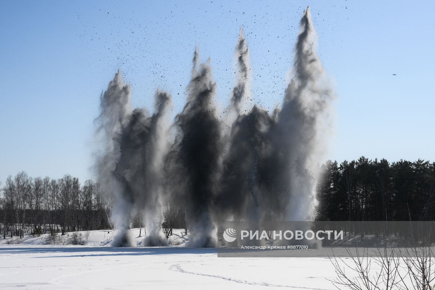 Подрыв льда на реке в Новосибирской области