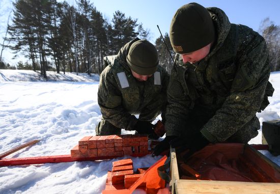 Подрыв льда на реке в Новосибирской области