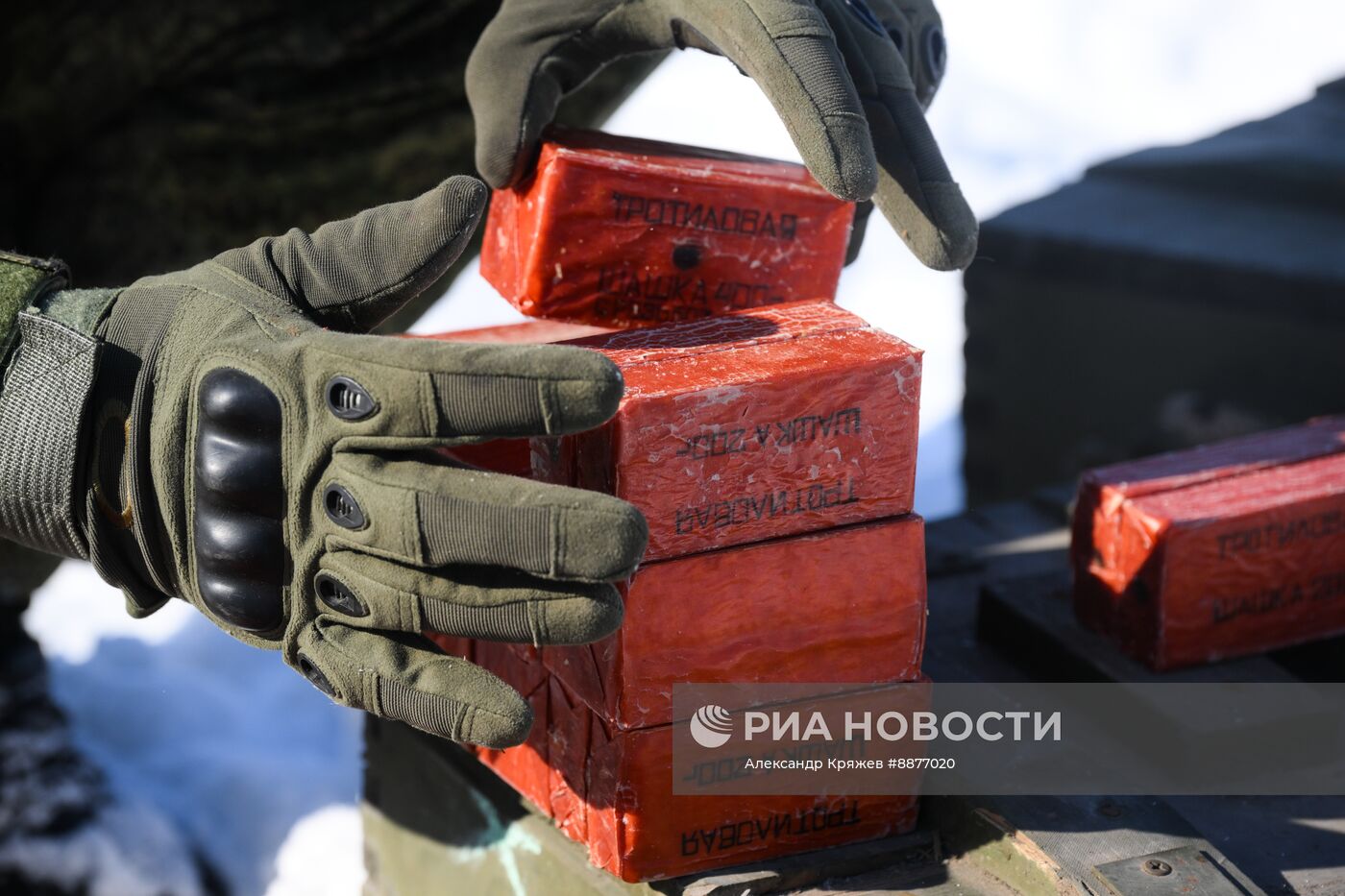Подрыв льда на реке в Новосибирской области
