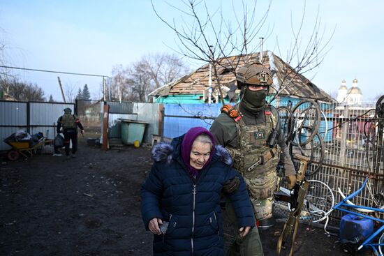 Эвакуация беженцев спецназом "Ахмат" из Суджанского района