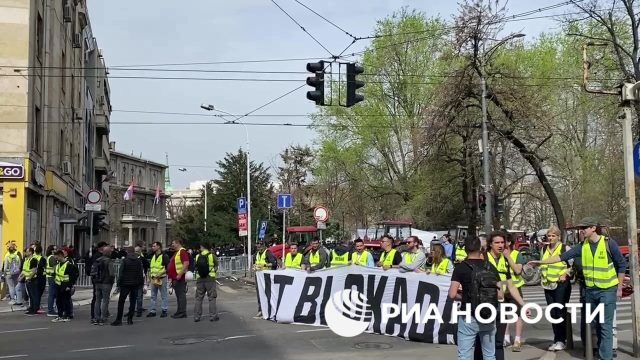 Протестующие перекрыли улицы около администрации президента Сербии