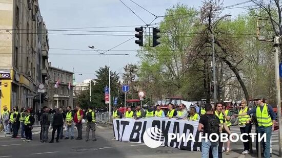 Протестующие перекрыли улицы около администрации президента Сербии