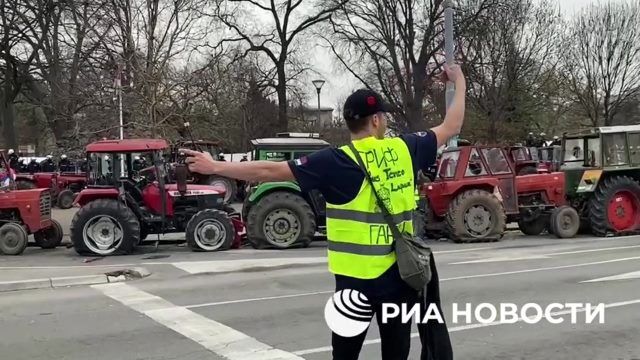 Колонна из ста тракторов выдвинулась в сторону центра Белграда