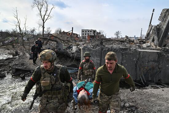 Эвакуация мирных жителей из Суджи