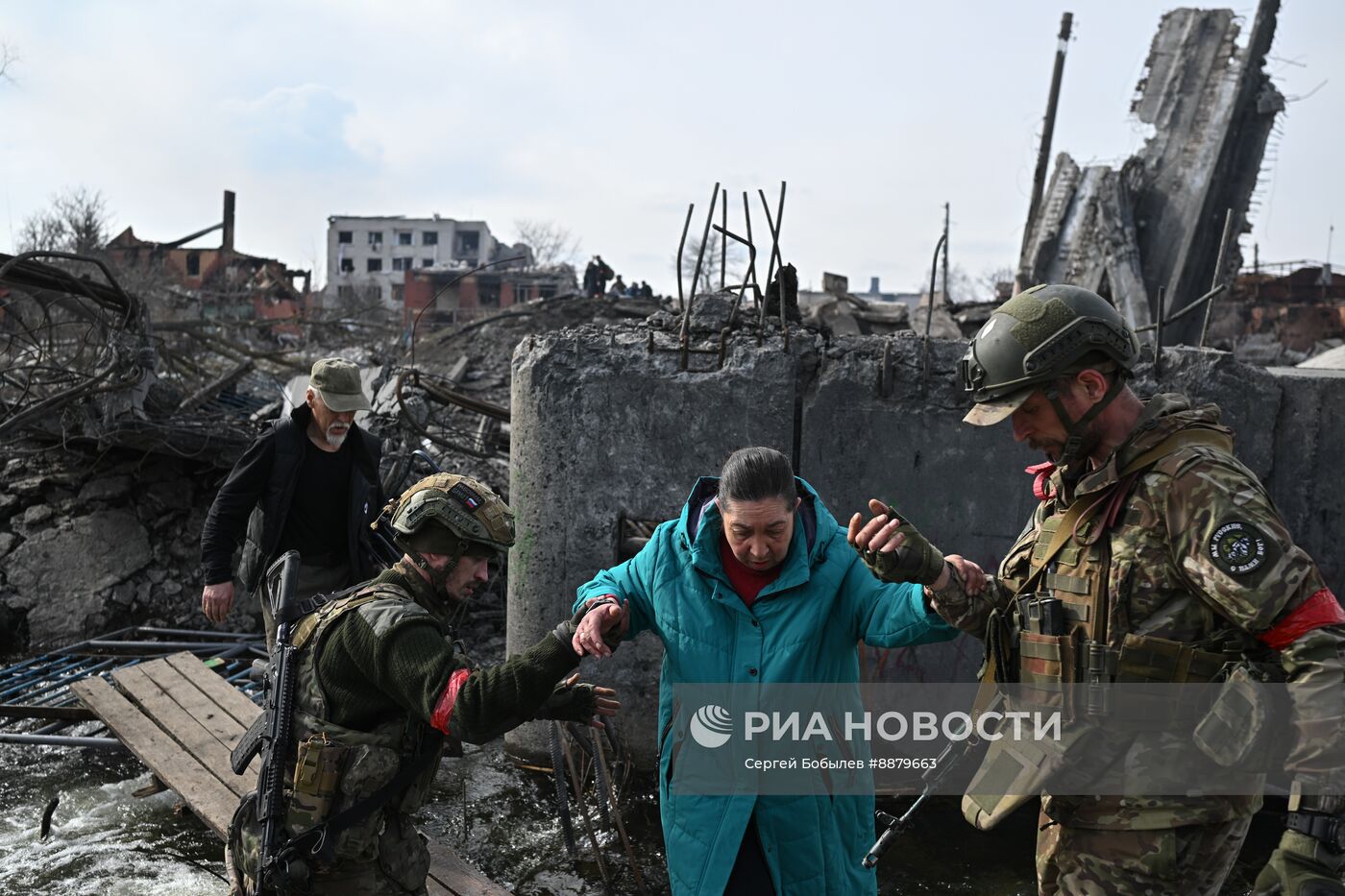 Эвакуация мирных жителей из Суджи спецназом "Ахмат"