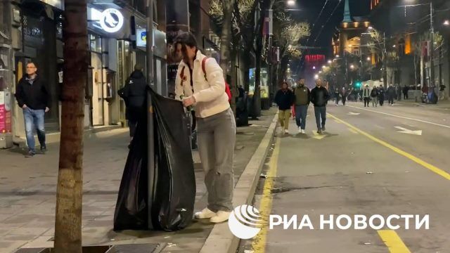 Уборка на улицах Белграда после завершения митинга