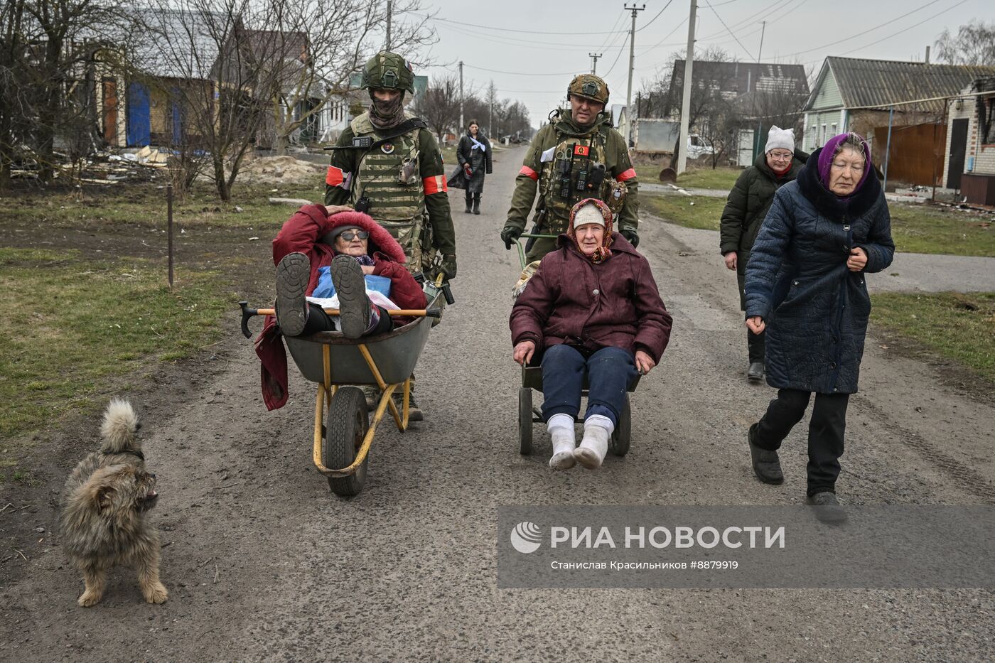 Эвакуация мирных жителей из Суджи