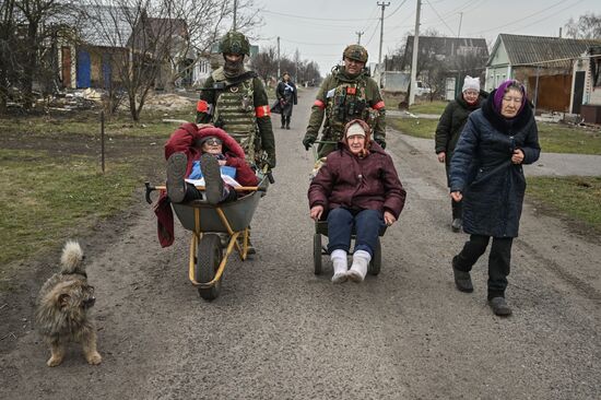 Эвакуация мирных жителей из Суджи