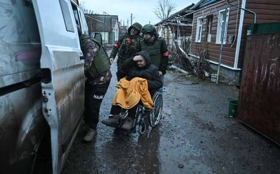 Эвакуация мирных жителей из Суджи