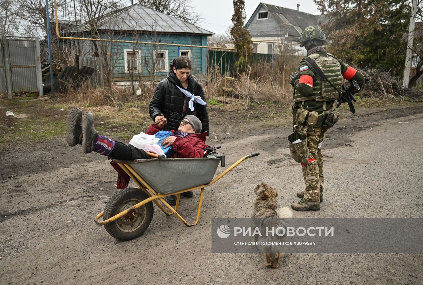 Эвакуация мирных жителей из Суджи