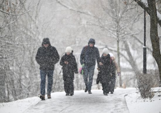 Снег в Москве 